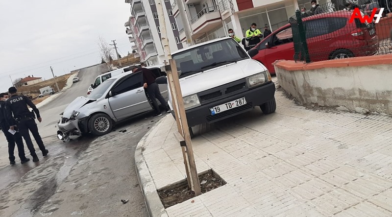 İKİ OTOMOBİL ÇARPIŞTI DUVAR YIKILDI