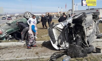 OTOMOBİLLER KAFA KAFAYA ÇARPIŞTI: 7 YARALI