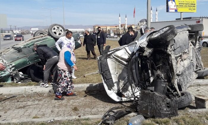 OTOMOBİLLER KAFA KAFAYA ÇARPIŞTI: 7 YARALI