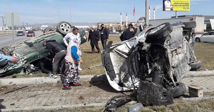 OTOMOBİLLER KAFA KAFAYA ÇARPIŞTI: 7 YARALI
