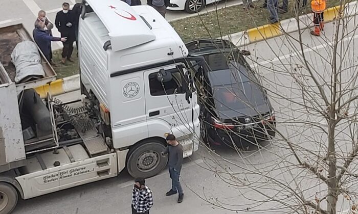TIR VE OTOMOBİL ÇARPIŞTI