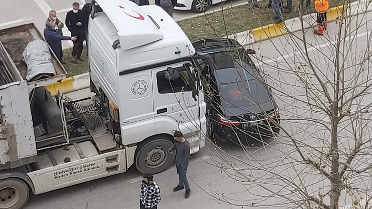 TIR VE OTOMOBİL ÇARPIŞTI