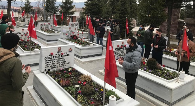 ÇORUM ŞEHİTLİĞİNİ ZİYARET ETTİLER