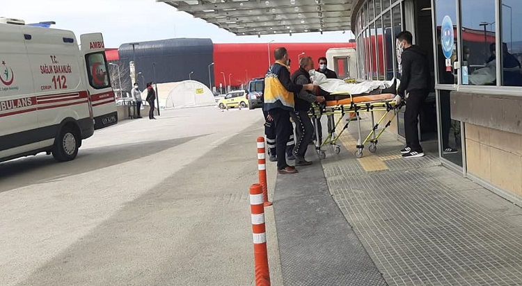 AĞAÇ KESERKEN BACAĞINI KESTİ