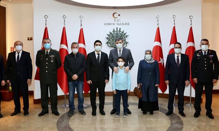 DEVLET ÖVÜNÇ MADALYASI ALDILAR