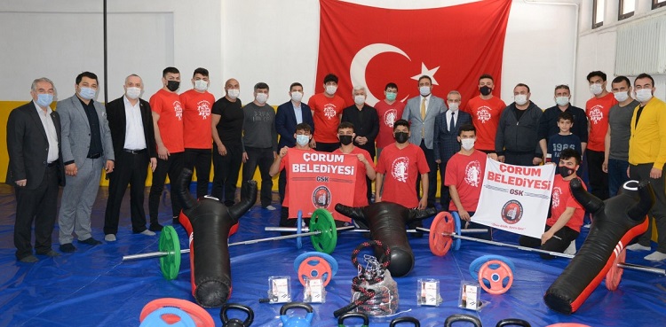 BELEDİYE’DEN GÜREŞÇİLERE MALZEME DESTEĞİ
