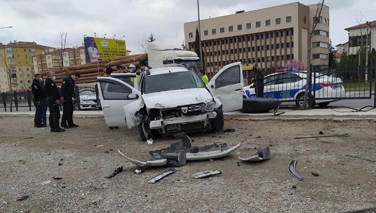 TAKLA ATAN ARAÇTA 3 KİŞİ YARALANDI