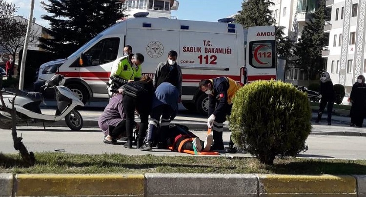 MOTOSİKLETLİ YAYAYA ÇARPTI