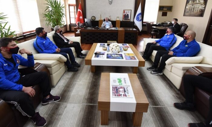 ŞAMPİYON GÜREŞÇİLERDEN AŞGIN’A ZİYARET