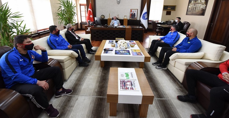 ŞAMPİYON GÜREŞÇİLERDEN AŞGIN’A ZİYARET