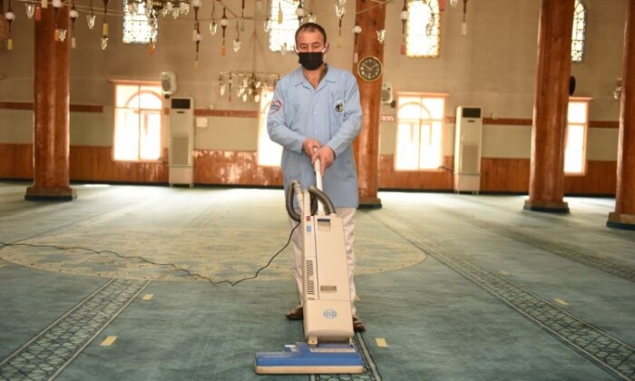 BELEDİYE CAMİLERİ TERTEMİZ YAPIYOR