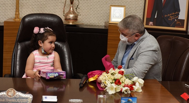 MİNİK AYMİNA KOLTUĞA OTURDU