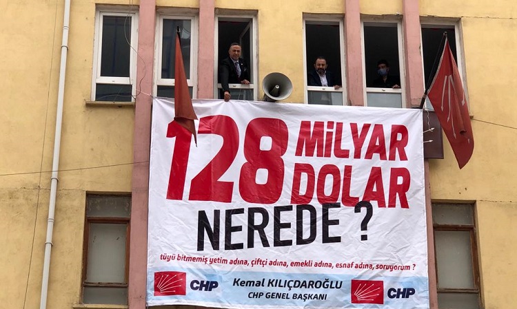 PARTİ BİNASINA O PANKART ASILDI