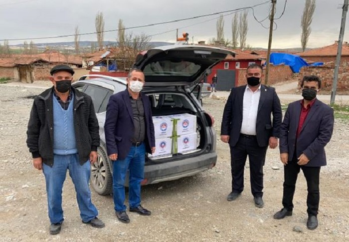 İHTİYAÇ SAHİPLERİNE YARDIM EDİYORLAR