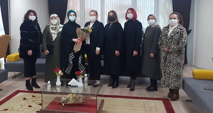 AK KADINLARDAN POLİS HAFTASI ZİYARETİ