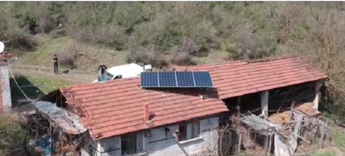 ÇATIDAKİ GÜNEŞ ENERJİSİNİ ÇALDILAR