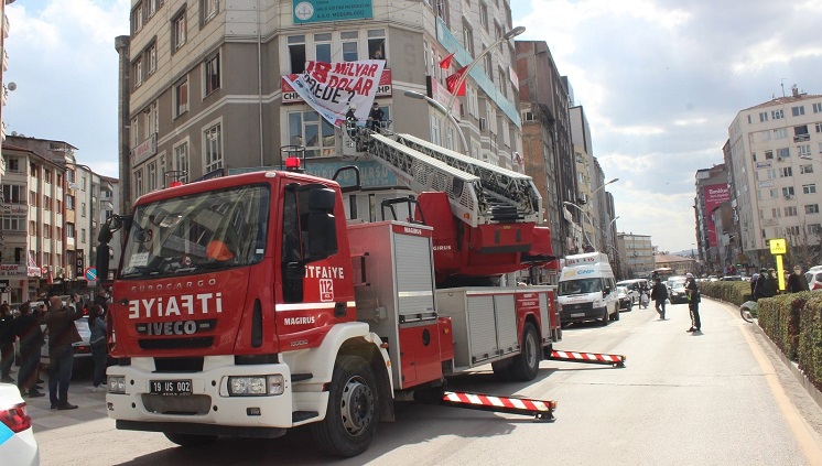 CHP’NİN ASTIĞI PANKART İNDİRİLDİ!