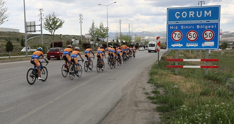 AFAD GÖNÜLLÜSÜ GENÇLER ÇORUM’DAN GEÇTİ