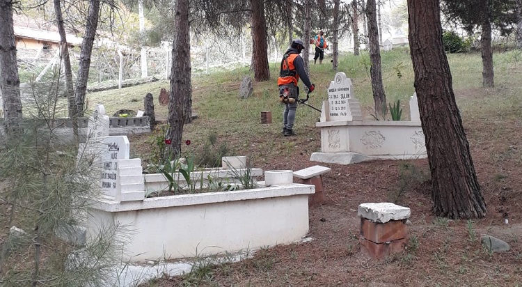 BAYAT BELEDİYESİ MEZARLIKLARI TEMİZLEDİ
