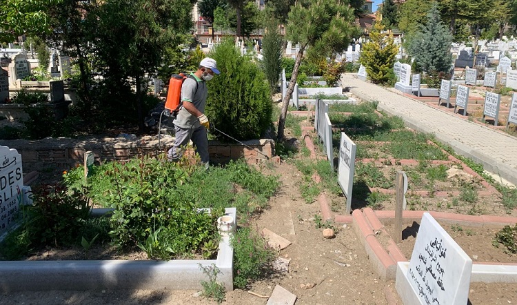 MEZARLIKLARDA TEMİZLİK YAPILDI