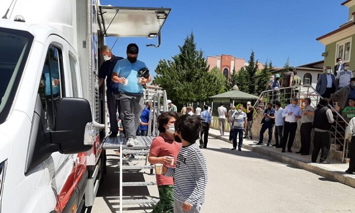 BELEDİYE’DEN SOĞUK LİMONATA İKRAMI