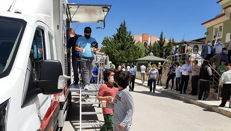 BELEDİYE’DEN SOĞUK LİMONATA İKRAMI