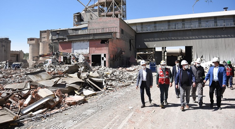 ÇİMENTO FABRİKASINDA SÖKÜM BAŞLADI