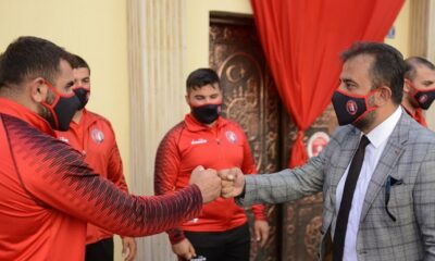 ŞAMPİYON GÜREŞÇİLER KUMLUCA YOLUNDA