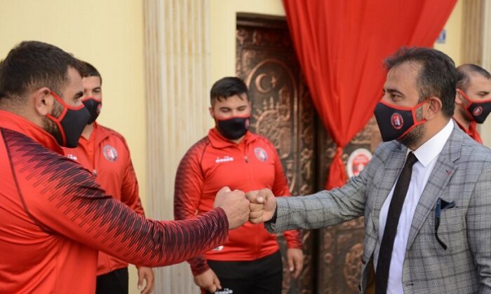 ŞAMPİYON GÜREŞÇİLER KUMLUCA YOLUNDA