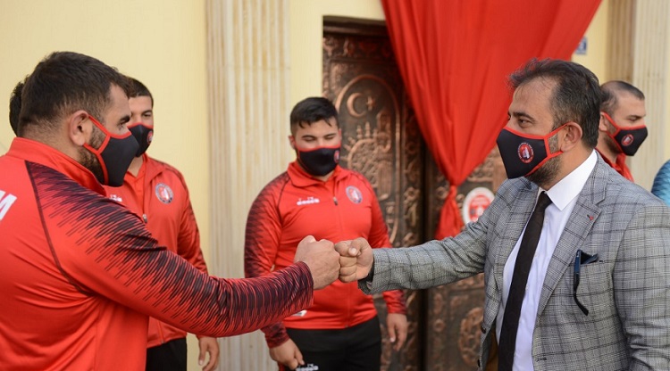 ŞAMPİYON GÜREŞÇİLER KUMLUCA YOLUNDA