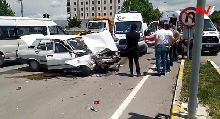 OTOMOBİL İLE MİNÜBÜS ÇARPIŞTI 5 YARALI