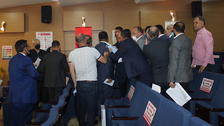 BELEDİYE MECLİSİNDE ORTALIK KARIŞTI!