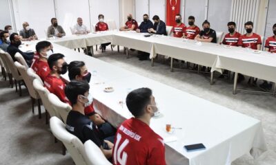 BAŞKAN’DAN VOLEYBOLCULARA MORAL YEMEĞİ