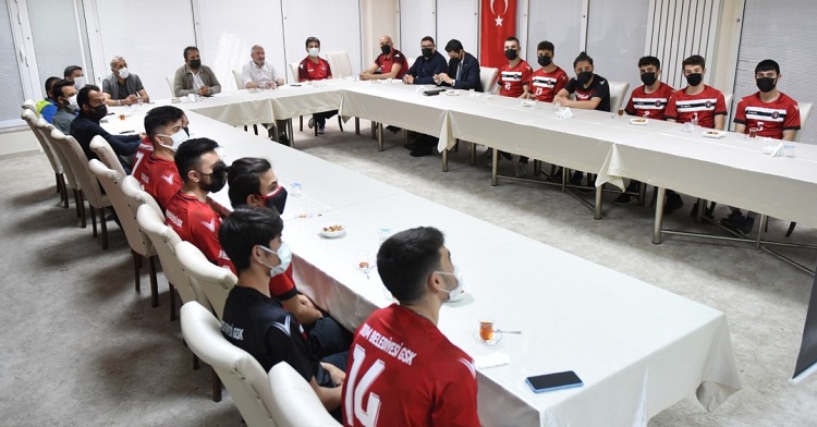 BAŞKAN’DAN VOLEYBOLCULARA MORAL YEMEĞİ