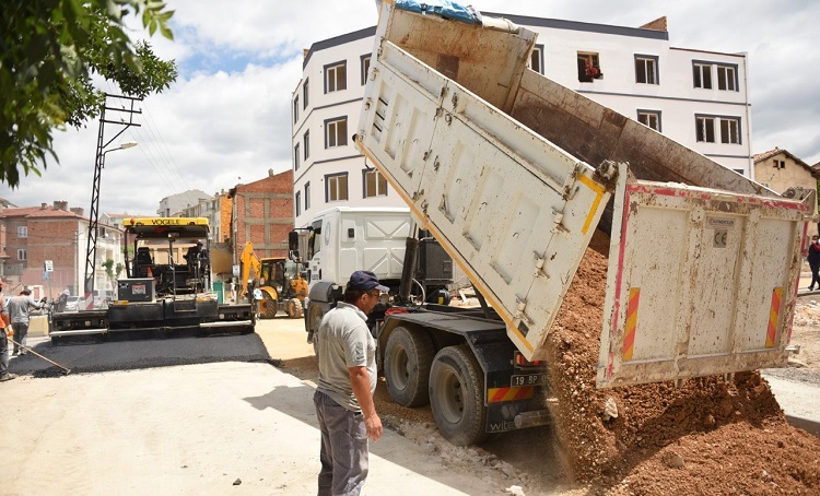 GARİP DEDE SOKAK ASFALTLANIYOR