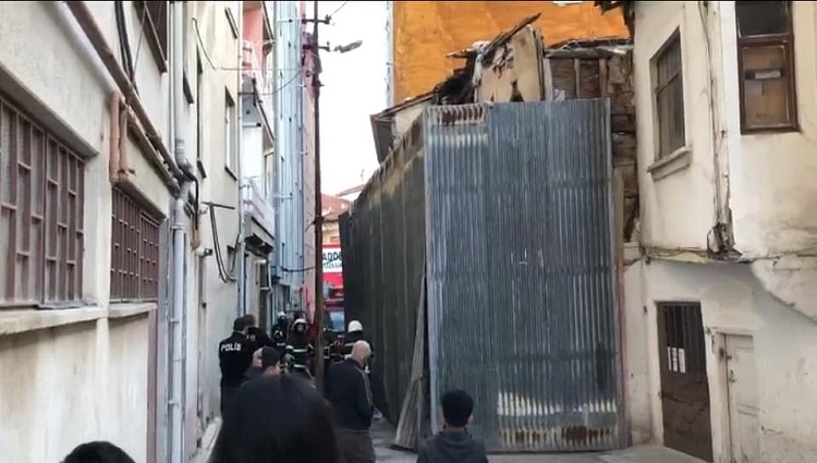 TARİHİ BİNA YANMAKTAN KURTULDU