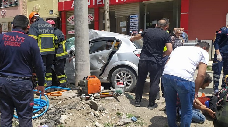 ÜZÜCÜ KAZADA 4 KİŞİ YARALANDI