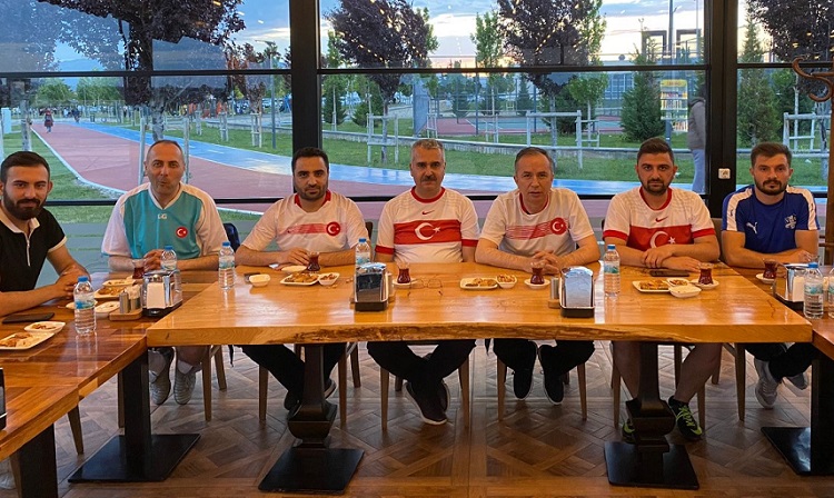 SPORCU GENÇLERLE SOHBET ETTİLER