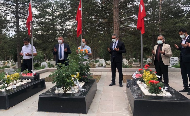 AYBÜKE ÖĞRETMEN KABRİ BAŞINDA ANILDI