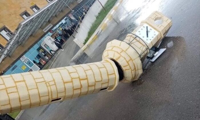 SAAT KULESİ YAĞIŞTA DEVRİLDİ
