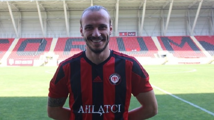 GOLCÜ FUTBOLCÜ TARSUS İLE ANLAŞTI