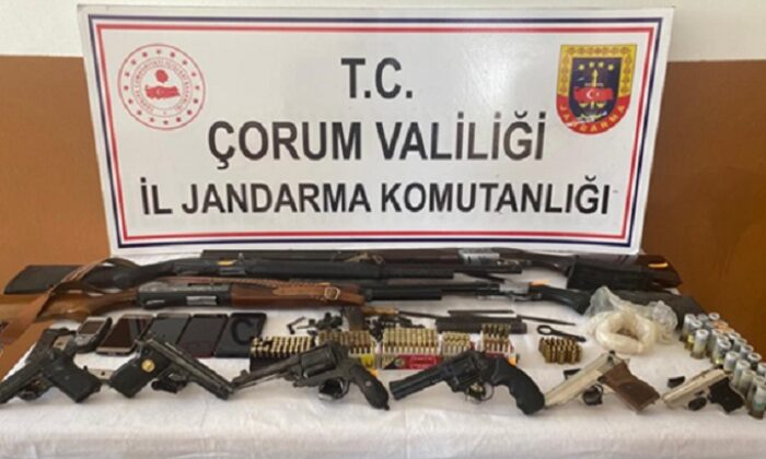 JANDARMA’DAN SİLAH KAÇAKÇILARINA DARBE