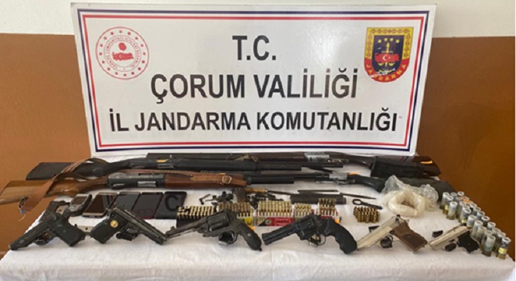 JANDARMA’DAN SİLAH KAÇAKÇILARINA DARBE