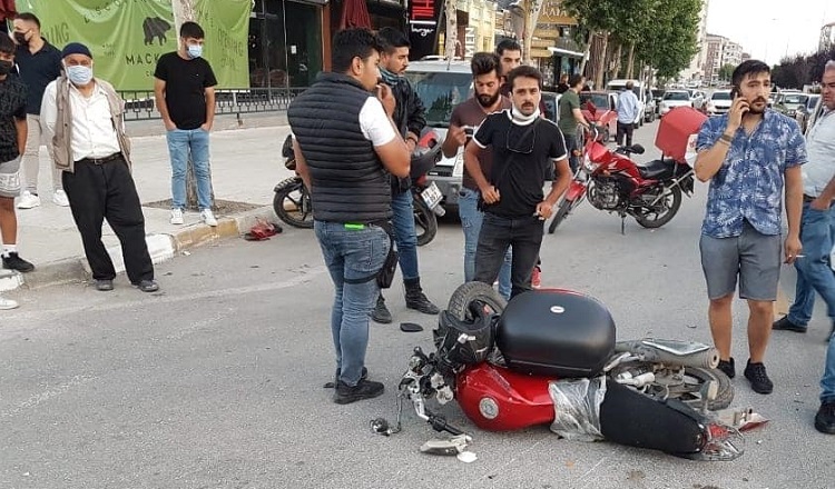ÜZÜCÜ KAZADA KURYE AĞIR YARALANDI
