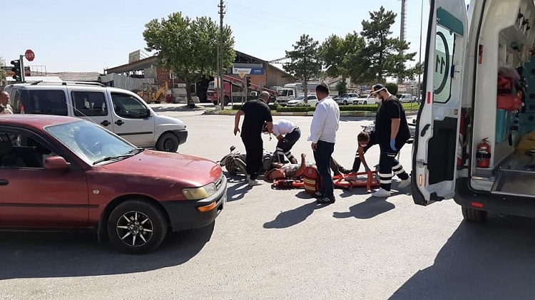TERS YÖNDENKEN OTOMOBİLLE ÇARPIŞTI