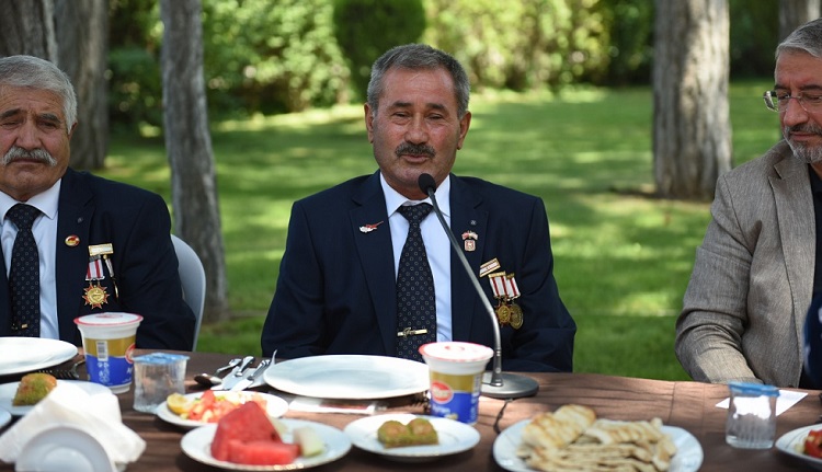 GAZİLER ONURUNA YEMEK VERDİ