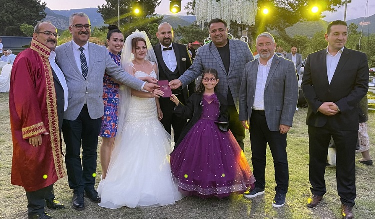 BAŞKAN ŞEN KIZININ NİKAHINI KIYDI