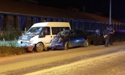 OTOMOBİL VE MİNİBÜS ÇARPIŞTI: 6 YARALI