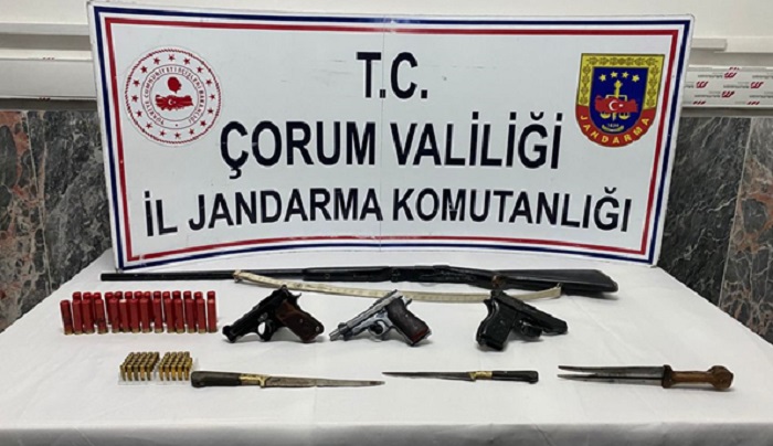 ARAÇTAN SİLAH VE MÜHİMMAT ÇIKTI