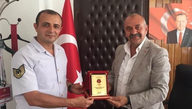BAŞKAN İSBİR’E TEŞEKKÜR PLAKETİ